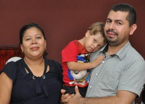 Alessandro (4) with his parents, Vilma and Paúl.