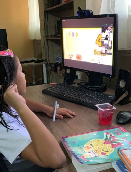Nalani Ramírez participates in her virtual math class, 5.22.