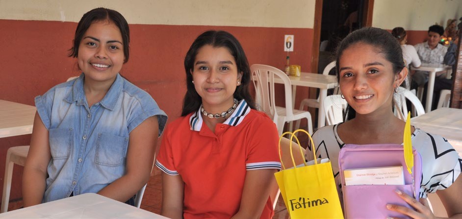 Sonsonate we met for lunch with Fernanda Hernández (software design), Melody Paz (English), and Fátima Alvarenga (nursing).